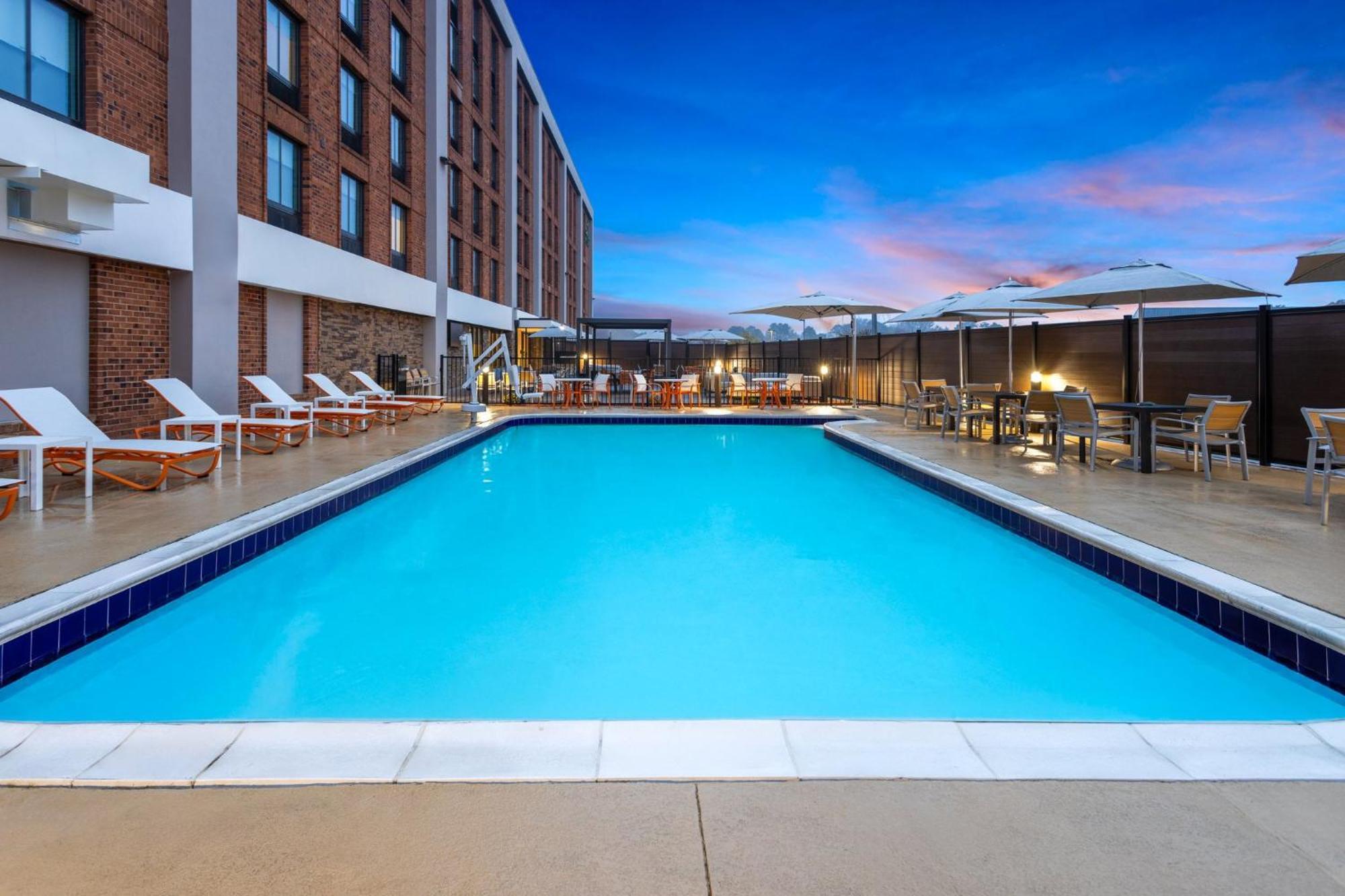 Holiday Inn & Suites Richmond West End, An Ihg Hotel Exterior photo